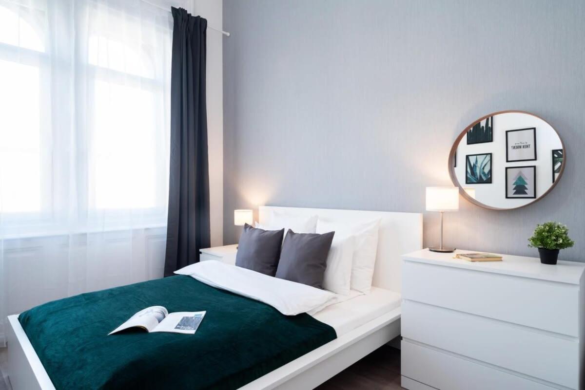 Large Apartment At Perfect Central Location บูดาเปสต์ ภายนอก รูปภาพ