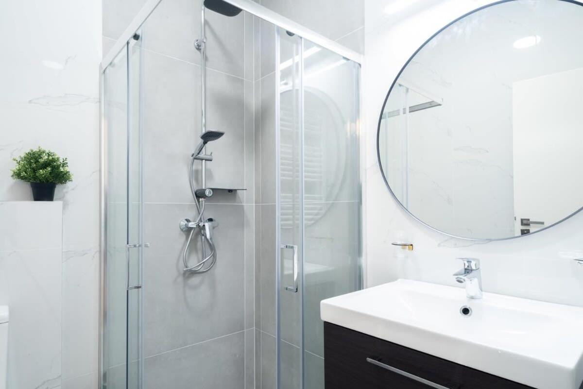 Large Apartment At Perfect Central Location บูดาเปสต์ ภายนอก รูปภาพ