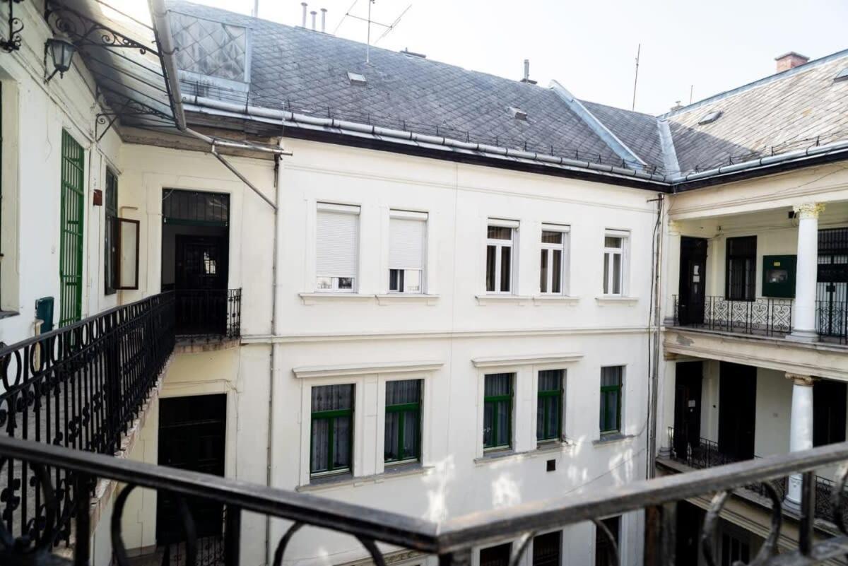 Large Apartment At Perfect Central Location บูดาเปสต์ ภายนอก รูปภาพ