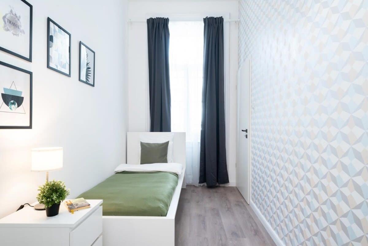 Large Apartment At Perfect Central Location บูดาเปสต์ ภายนอก รูปภาพ